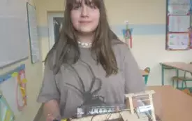 Praca uczennicy z techniki