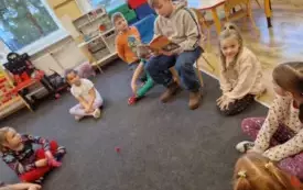 Czytanie książek młodszym