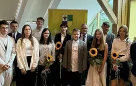 Wręczenie nagrody w&oacute;jta - nagrodzeni absolwenci