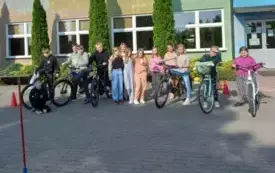 Uczniowie zdający egzamin na kartę rowerową