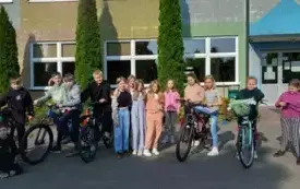 Uczniowie zdający egzamin na kartę rowerową