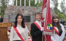 przy pomniku