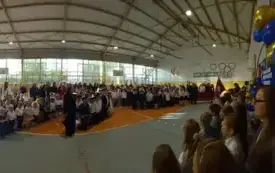 Śpiewanie hymnu szkoły