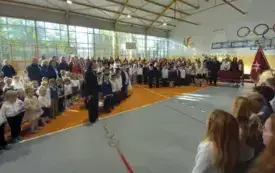 Śpiewanie hymnu szkoły