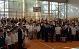 Śpiewanie hymnu szkoły