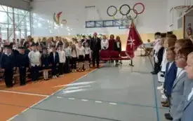Śpiewanie hymnu szkoły