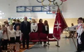 Śpiewanie hymnu szkoły