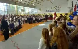 Śpiewanie hymnu szkoły
