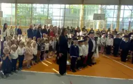 Śpiewanie hymnu szkoły