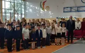Śpiewanie hymnu szkoły