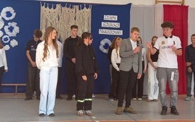 &nbsp; Uroczysty apel z okazji Dnia Edukacji Narodowej &nbsp;&nbsp;