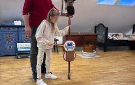 Z kaszubskimi instrumentami w Kościerzynie 1
