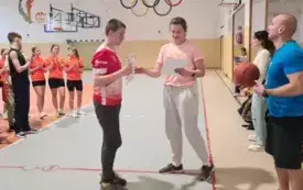 Wręczenie nagr&oacute;d w minikoszyk&oacute;wce