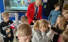 Zdjęcie uczni&oacute;w z p. Dajnowskim