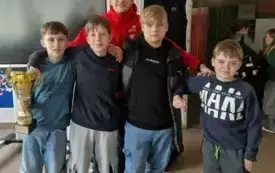 Zdjęcie uczni&oacute;w z p. Dajnowskim