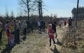 Biegi przełajowe - uczniowie w czasie biegu