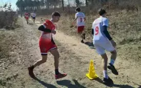Biegi przełajowe - uczniowie w czasie biegu
