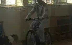 Igor Adamczyk podczas pokonywania toru przeszk&oacute;d