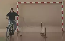 Wojtek Guenther podczas pokonywania toru przeszk&oacute;d