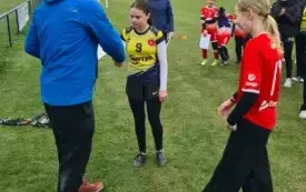 Odbi&oacute;r dyplomu przez dziewczęta