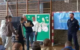 Wręczenie dyplomu uczniom z SP Ogorzeliny