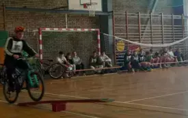 Antoni Guenther podczas jazdy rowerem na torze przeszk&oacute;d