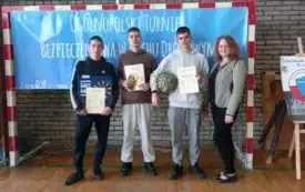 Uczniowie z kl. 8 biorący udział w turnieju BRD