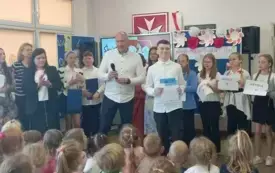 Jakub Czaplewski z kl. 7, wręczenie dyplomu finalisty