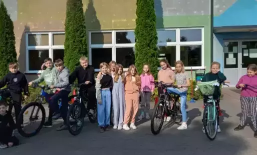 Uczniowie zdający egzamin na kartę rowerową